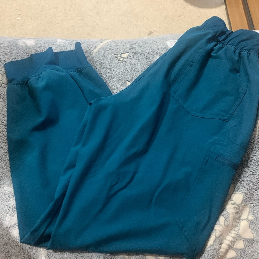 Jogger style scrub bottoms